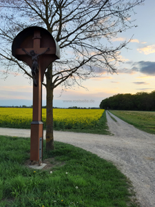 Feldkreuz zwischen Straß und Oberfahlheim